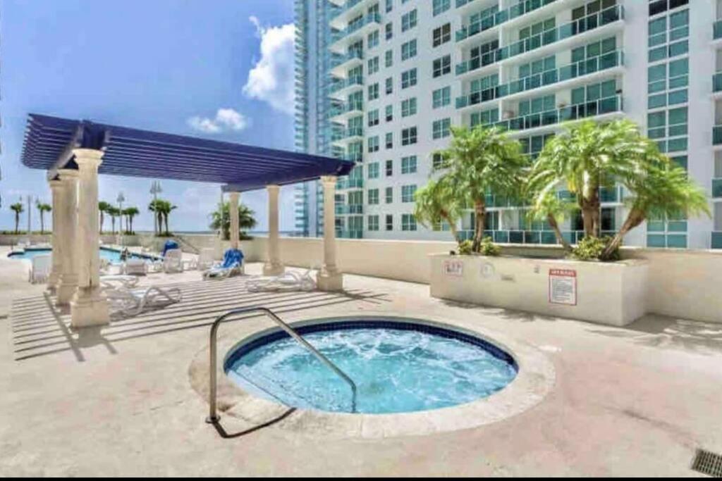 Appartement Luxurious Private Unit With Parking à Miami Extérieur photo